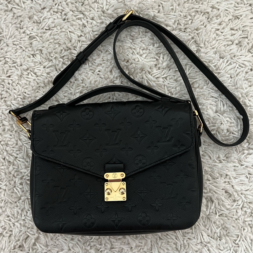 LOUIS VUITTON
Empreinte Pochette Metis Black
